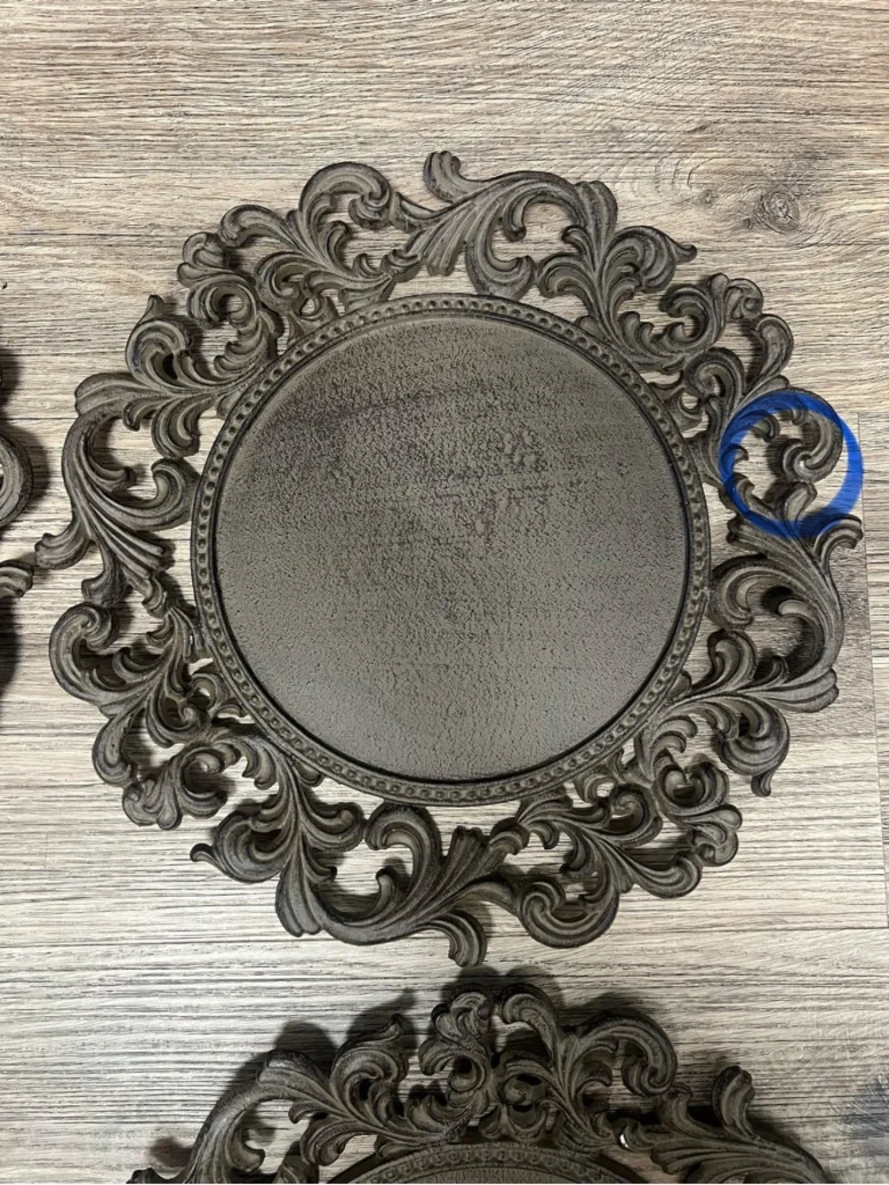 GG COLLECTION METAL CHARGERS – SET OF 4 DECORATIVE PLATES